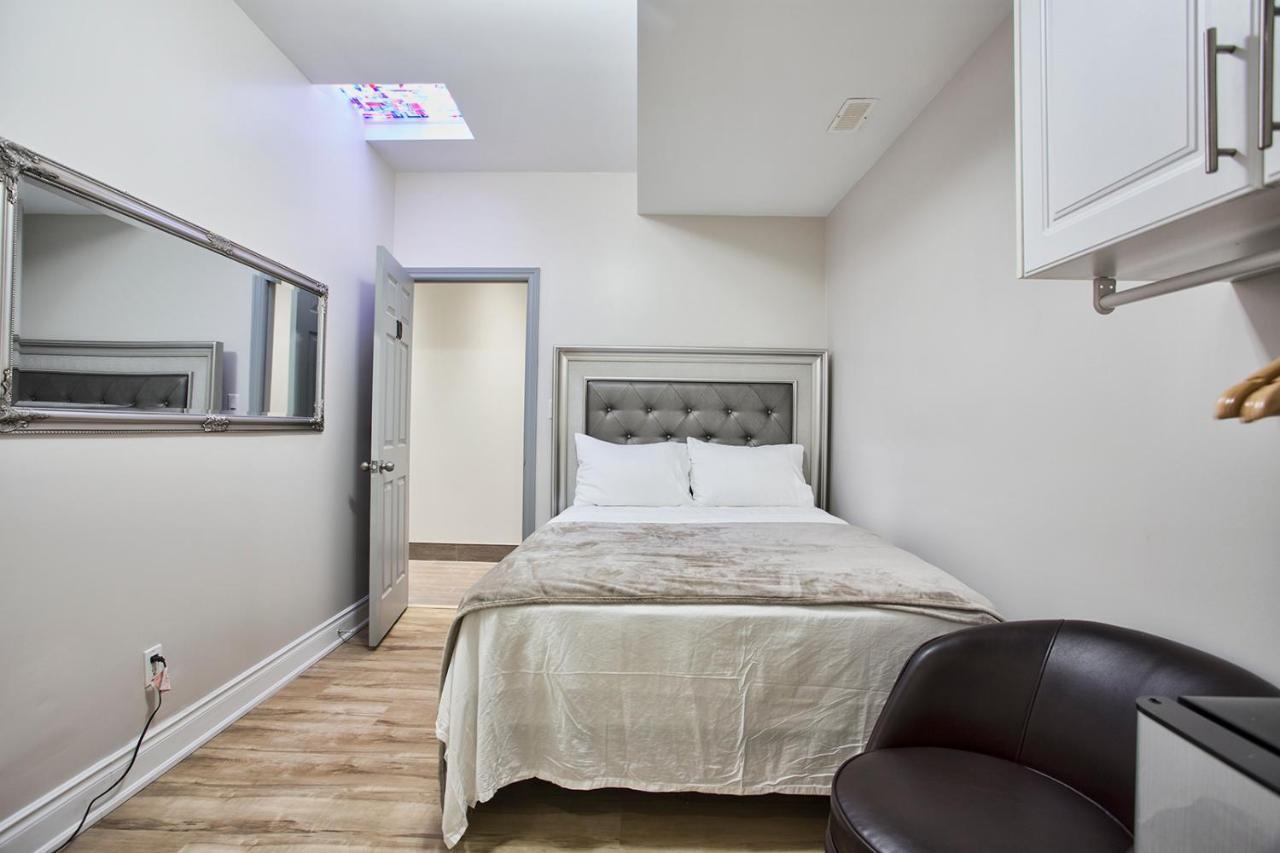 Toronto Rooms And Suites Exterior photo