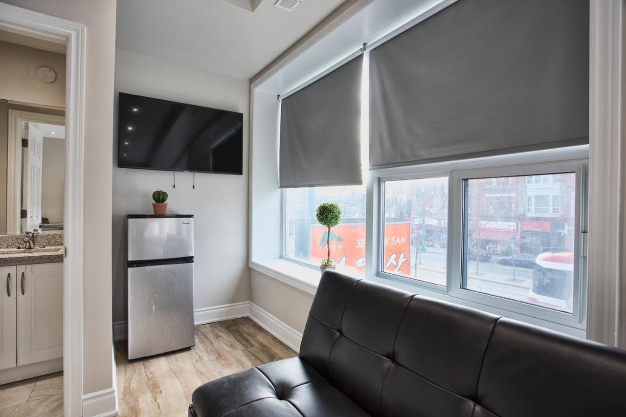 Toronto Rooms And Suites Exterior photo