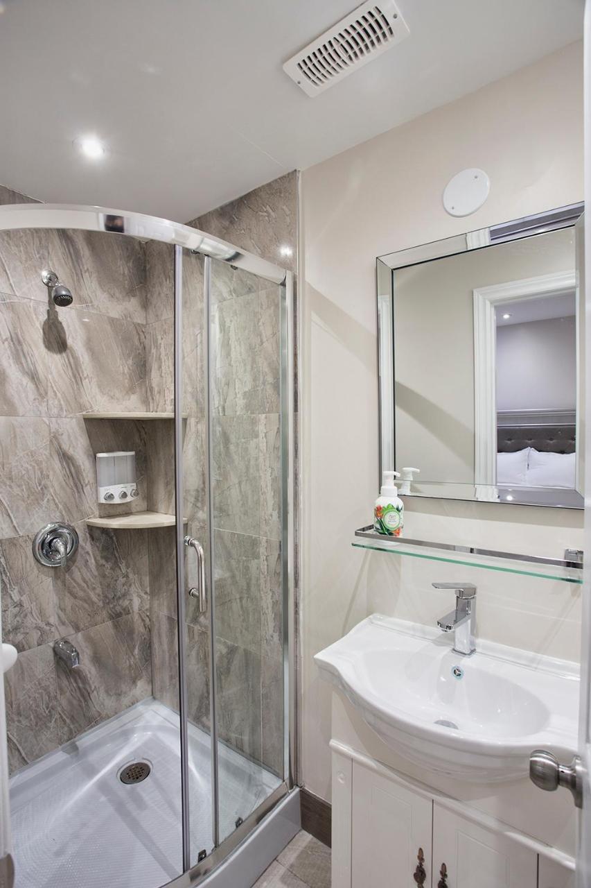 Toronto Rooms And Suites Exterior photo